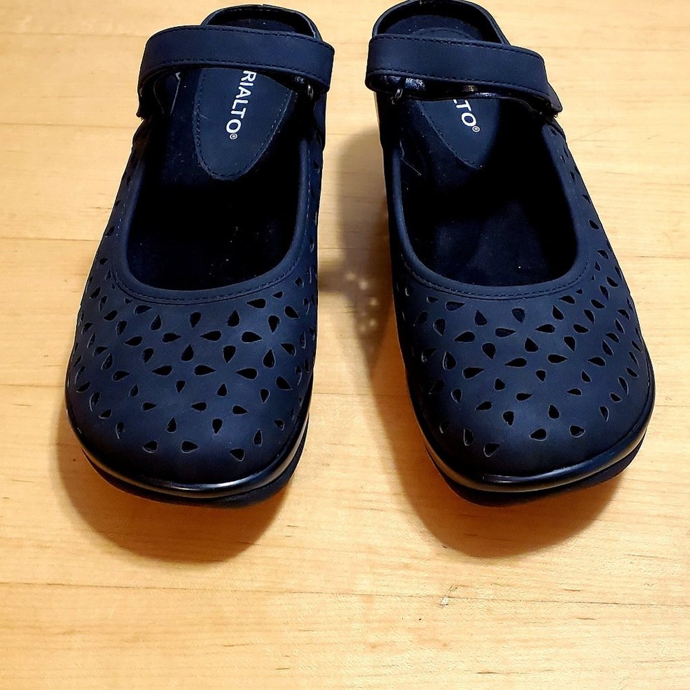 Rialto Laser-Cut Closed Toe Clogs "Vienna" 8.5 New